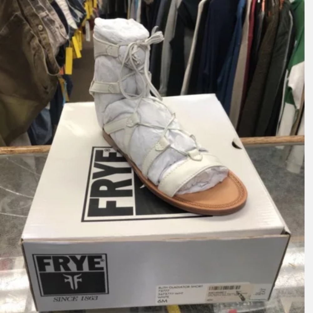 - - New Frye Ruth Gladiator Short Sandals Size 6 NIB!
